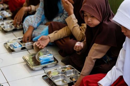 Hơn 6.000 trẻ ngộ độc trong chương trình bữa ăn miễn phí ở Indonesia
