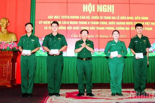 Bốn cán bộ, chiến sĩ Bộ đội Biên phòng Cần Thơ được tặng bằng khen