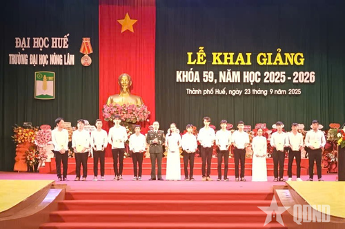 Bệnh viện Quân y 268 (Quân khu 4) tặng quà cho tân sinh viên đồng bào dân tộc thiểu số