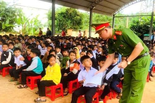 Sôi nổi hoạt động ngoại khóa tuyên truyền pháp luật về ATGT cho học sinh các Trường học trên địa bàn xã Đắk Song