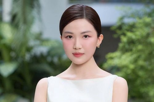 'Tình địch' của Hồng Diễm giờ gợi cảm, tận hưởng cuộc sống tự do