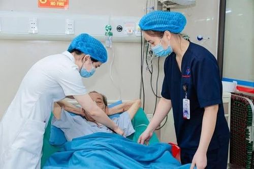 Nút mạch cứu người đàn ông vỡ u gan phức tạp máu chảy ồ ạt trong ổ bụng