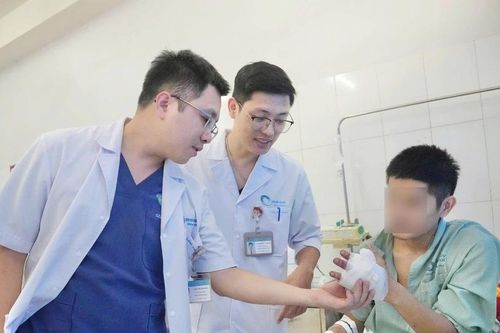 Phẫu thuật vi phẫu nối chi thể đứt rời cứu bàn tay tổn thương nặng