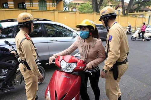 Xe máy thiếu gương chiếu hậu bị phạt 3 triệu đồng là 'tin vịt'