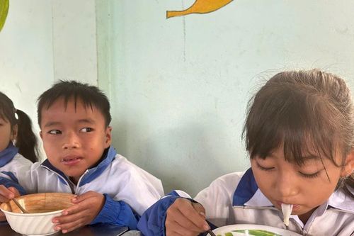 Bữa sáng giữ chân học trò nghèo