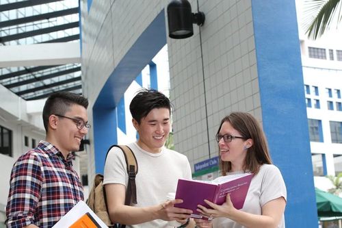 Hồng Kông: Dạy tân sinh viên phân biệt lừa đảo