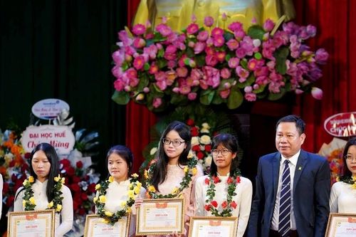 Trường Đại học Nông Lâm, ĐH Huế trao học bổng cho tân sinh viên hơn nửa tỷ đồng