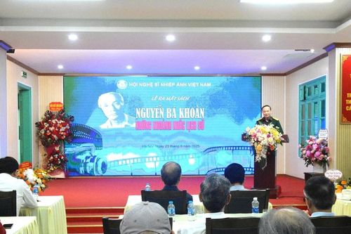 Ra mắt sách ảnh Nguyễn Bá Khoản: Những khoảnh khắc vàng trong lịch sử dân tộc