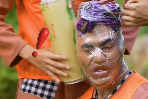 Lê Dương Bảo Lâm bị quấn kín mặt, khán giả phẫn nộ