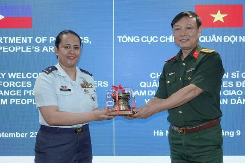 Sĩ quan trẻ Việt Nam và Philippines bàn cách đầu tư cho tương lai