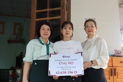 Người phụ nữ nghèo bật khóc khi được bạn đọc hỗ trợ gần 43 triệu truyền hóa chất