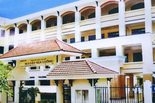 Hiệu trưởng công khai điện thoại nhận 'tố' lạm thu, tránh các lớp thu lén lút