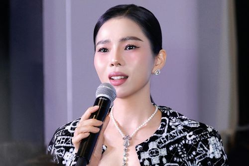 Ca sĩ Lệ Quyên mặc sexy đến mừng đàn em thân thiết Quốc Thiên làm show 'khủng'
