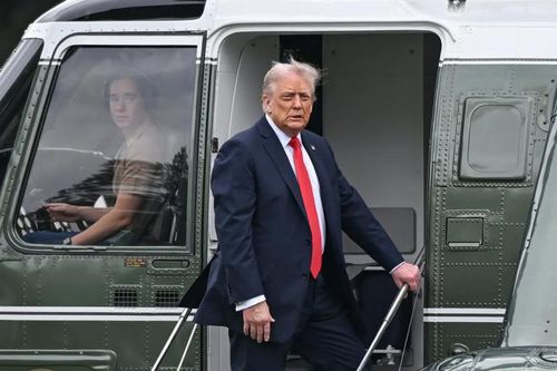 Trực thăng chở ông Trump bị chiếu tia laser, nghi phạm đối mặt án tù 5 năm
