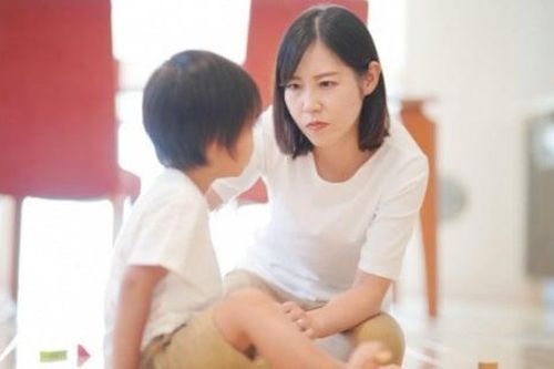 Trẻ áp lực tâm lý từ những lời than nghèo kể khổ của cha mẹ
