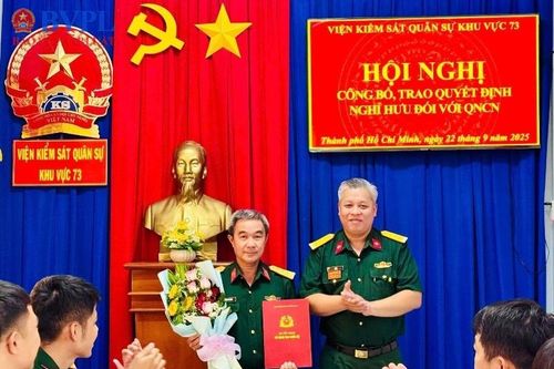 Công bố, trao Quyết định nghỉ hưu trước tuổi cho quân nhân chuyên nghiệp