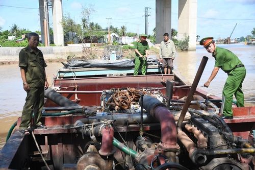Bắt quả tang phương tiện thủy không số 'tàng trữ khoáng sản trái phép'
