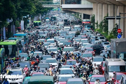 Cảnh xe máy chật vật trong giờ cao điểm khi ôtô 'dàn hàng ngang' giữa lòng đường