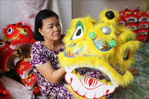 'Giữ lửa' nghề làm đầu lân xứ Huế