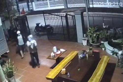 Đồng Nai: Kẻ gian phá khóa vào nhà dân, soi đèn vào camera rồi ung dung khép cổng rời đi