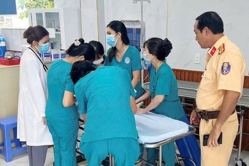 Bé 1 tuổi nguy kịch, CSGT tức tốc dùng xe chuyên dụng đưa đi cấp cứu