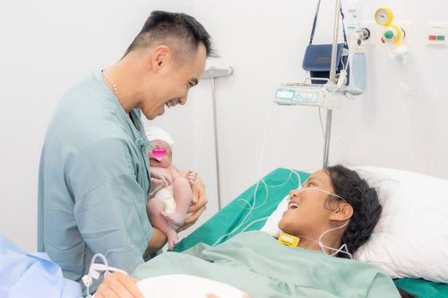 Bắt gặp chồng H'Hen Niê trong khoảnh khắc đặc biệt lúc 2 giờ sáng