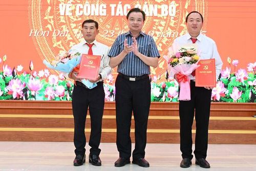 Xã Hòn Đất công bố quyết định về công tác cán bộ