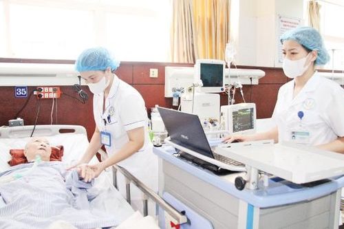Khơi dậy y đức, khát vọng cống hiến, nâng chất lượng khám chữa bệnh