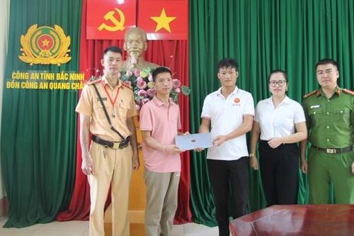 Công an Bắc Ninh nhanh chóng tìm lại tài sản cho người nước ngoài bỏ quên trên taxi