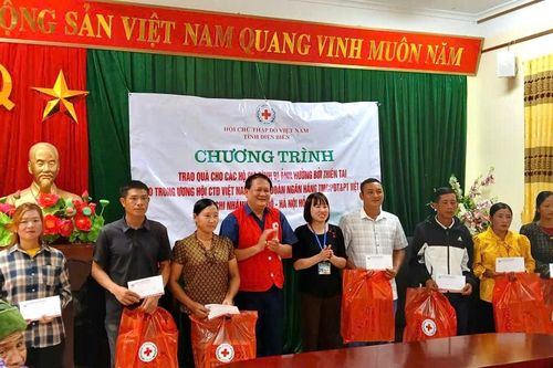 Trao quà hỗ trợ hộ dân bị ảnh hưởng thiên tai tại xã Sín Thầu