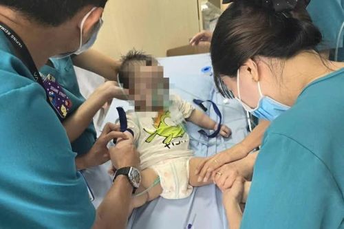 Cảnh sát giao thông Đồng Nai dùng xe chuyên dụng đưa bé trai 1 tuổi đi cấp cứu