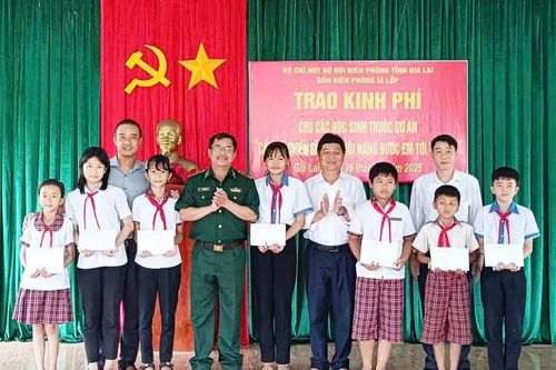 Bộ đội Biên phòng tiếp sức học sinh nghèo đến trường