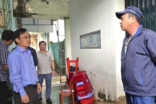 Lãnh đạo phường Pleiku kiểm tra hiện trường ngập úng tại suối Hội Phú