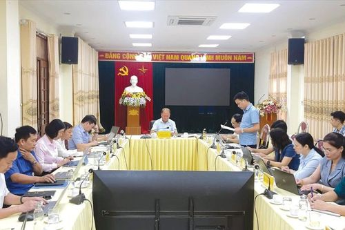 Phó Trưởng đoàn ĐBQH chuyên trách phụ trách Đoàn ĐBQH tỉnh Sùng A Lềnh làm việc tại xã Văn Chấn