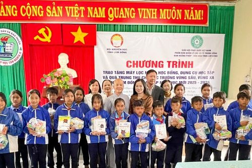 Trao 11 máy lọc nước, học bổng và 770 phần quà cho học sinh vùng sâu, vùng xa