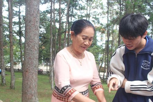 Gần nửa thế kỷ giữ lửa gốm Chăm