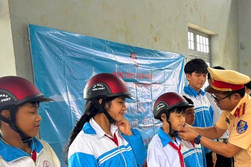 Tuyên truyền pháp luật an toàn giao thông cho học sinh vùng xa Lâm Đồng