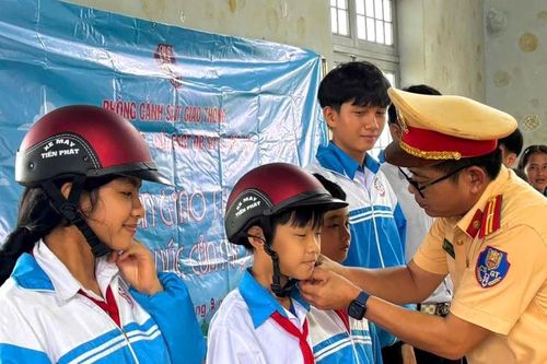 Tuyên truyền về an toàn giao thông cho học sinh vùng xa Lâm Đồng