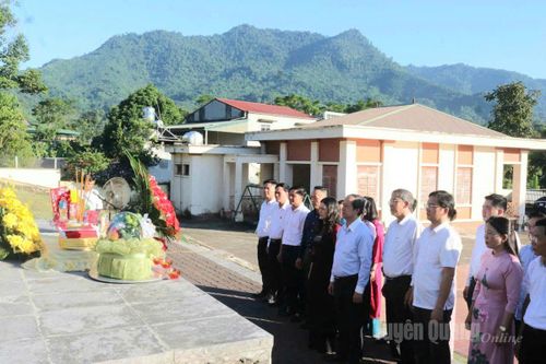 Bộ trưởng Bộ Giáo dục và Đào tạo Nguyễn Kim Sơn dâng hương tại di tích Bộ Quốc gia Giáo dục