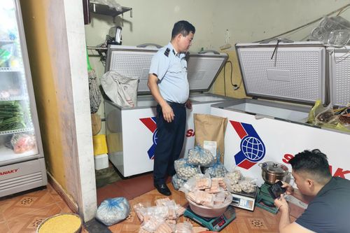 Khởi tố chủ cơ sở dùng hàn the sản xuất giò chả tại Lào Cai