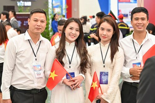 Những ngày 'sống cùng dòng chảy Công Thương' của những nhà báo vào vai hướng dẫn viên Triển lãm A80