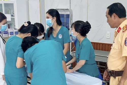 CSGT Đồng Nai dùng xe chuyên dụng đưa bé trai 1 tuổi tím tái nguy kịch đi cấp cứu