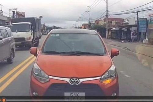 Lái ô tô sai làn đường, nữ tài xế bị phạt 5 triệu đồng và trừ 4 điểm GPLX