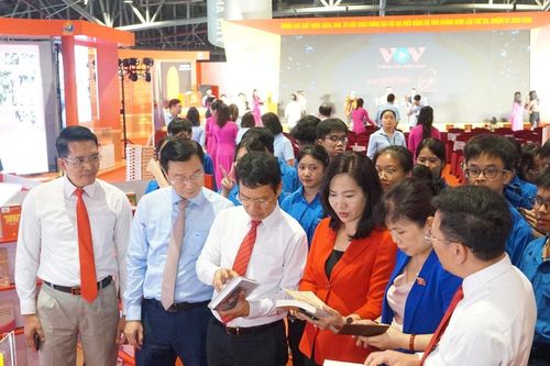 Triển lãm sách, báo, tài liệu, ảnh tư liệu và tranh cổ động chào mừng Đại hội đại biểu Đảng bộ tỉnh Quảng Ninh lần thứ XVI