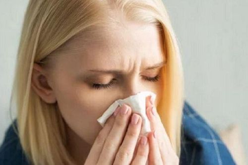Nguy cơ tiềm ẩn khi bạn cố gắng nhịn hắt hơi