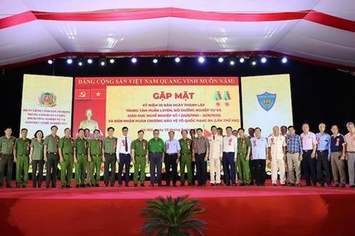 Trung tâm huấn luyện, bồi dưỡng nghiệp vụ và giáo dục nghề nghiệp số 1 đón nhận Huân chương