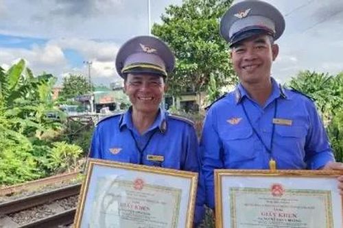 Khen thưởng nhân viên gác chắn tàu dũng cảm cứu người