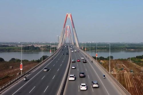 Phân làn cố định đảm bảo giao thông trên cầu Nhật Tân