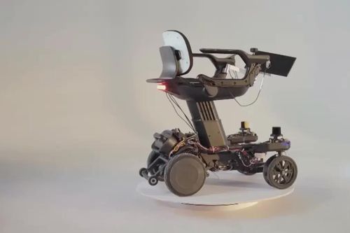 Xe scooter điện dạng ghế, nhiều trang bị như ô tô