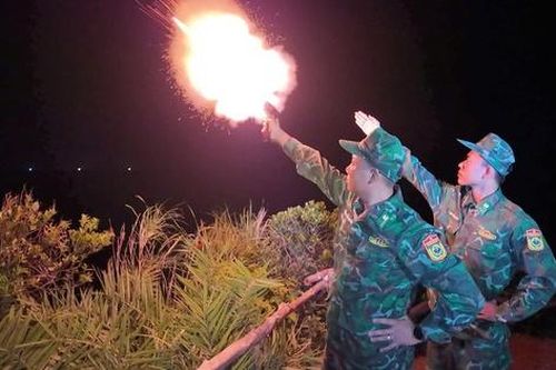 Bộ đội biên phòng Quảng Ninh, Hải Phòng hỗ trợ ngư dân đối phó bão Ragasa